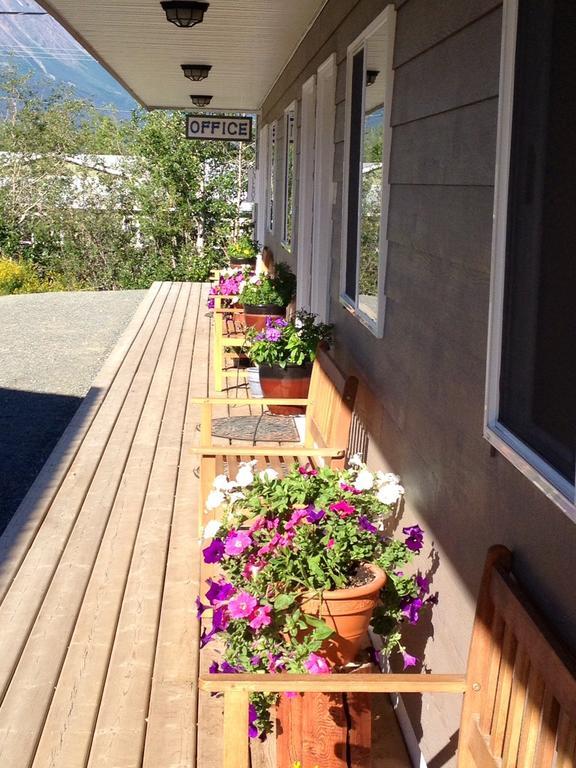 Parkside Inn Haines Junction Exterior foto