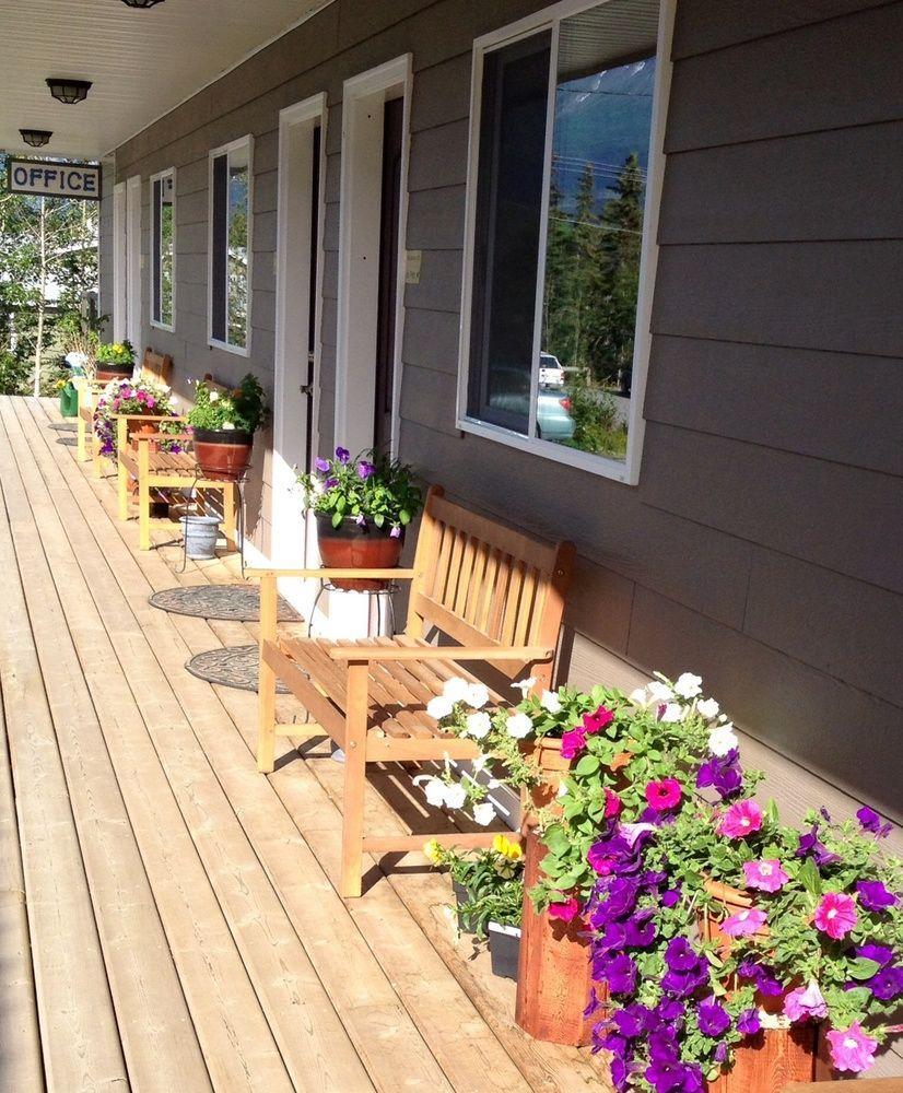 Parkside Inn Haines Junction Exterior foto